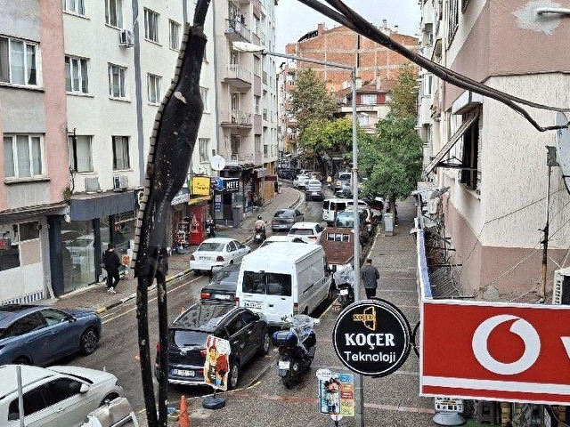 ŞAHİN EMLAKTAN ALTIEYLÜL ÇARŞI MERKEZDE KİRALIK 2+1 ARAKAT DAİRE - Görsel 5
