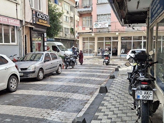 ŞAHİN EMLAKTAN ALTIEYLÜL ÇARŞI MERKEZDE KİRALIK 2+1 ARAKAT DAİRE - Görsel 7