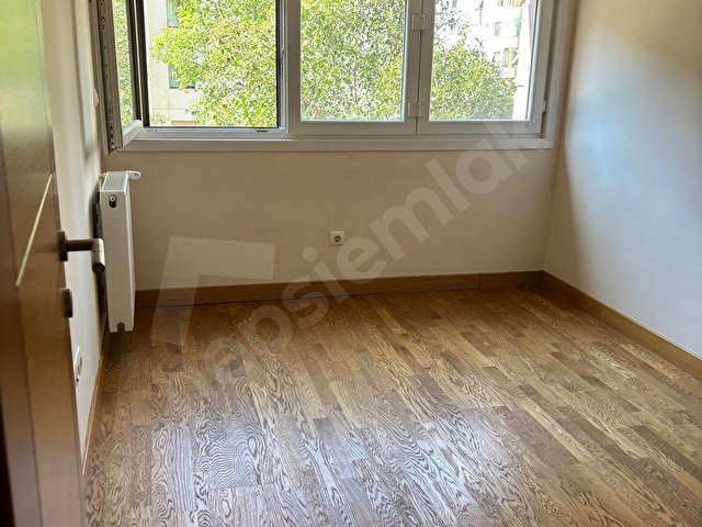 Erenköy Feza Sitesi’nde, merkezi konumda yer alan ferah 3+1 kiralık daire. - Görsel 16