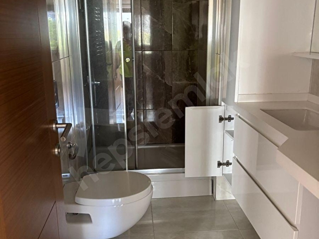 Erenköy Feza Sitesi’nde, merkezi konumda yer alan ferah 3+1 kiralık daire. - Görsel 17