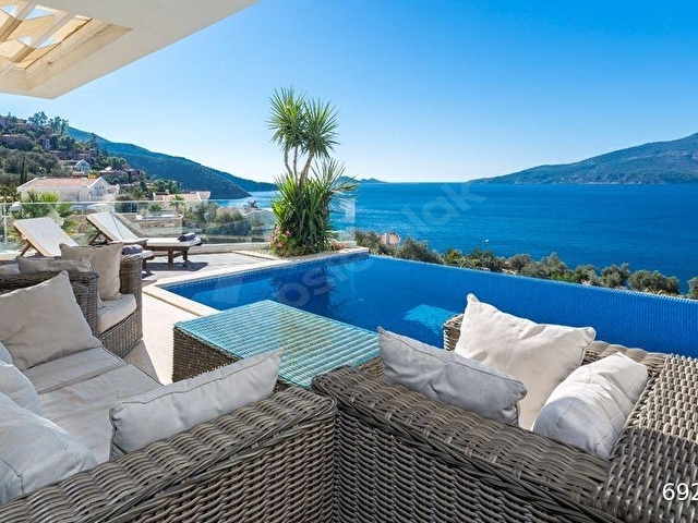 Kalkanda Denize 60 Metre Uzaklıkla Eşsiz Bir Villa