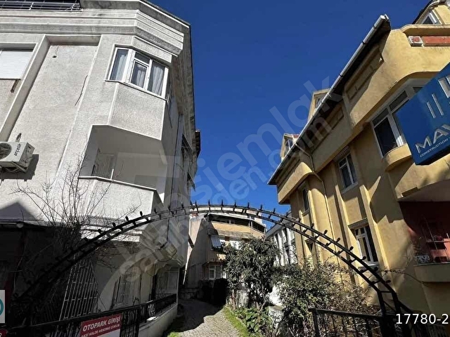 ŞEBNEM ÖZGÜLDEN ŞENLİKKÖY MERKEZDE FERAH SATILIK 3+1 120 metre²
