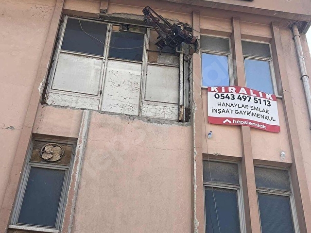 SİTELER HURMA SOKAKTA MÜKEMMEL LOKASYONDA KATTA KİRALIK İŞYERİ