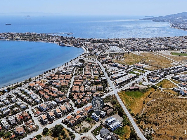 İZMİR ÇANDARLI MERKEZDE 3+1 AÇIK TARAS GENİŞ MÜSTAKİL İKİZ VİLLA