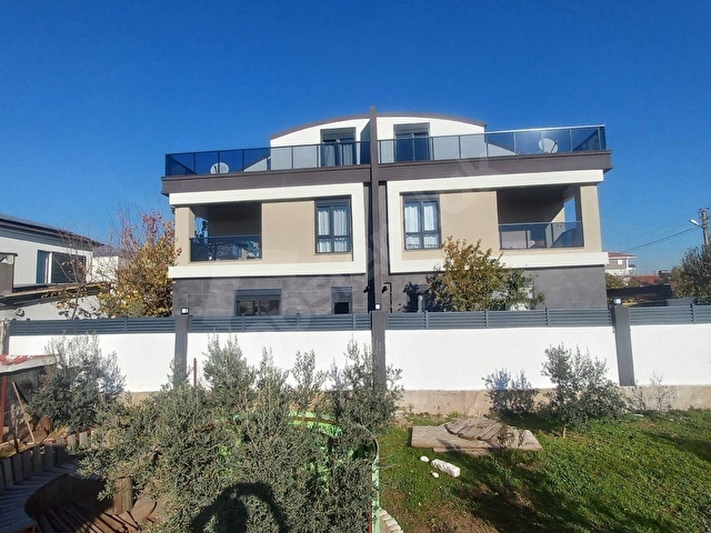 YENİKÖYDE SATILIK 5+1 İKİZ VİLLA