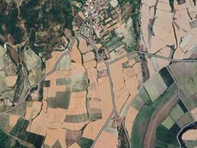 Çeşnigirde 2.106 m² Resmi Yollu Verimli Tarla - Görsel 3