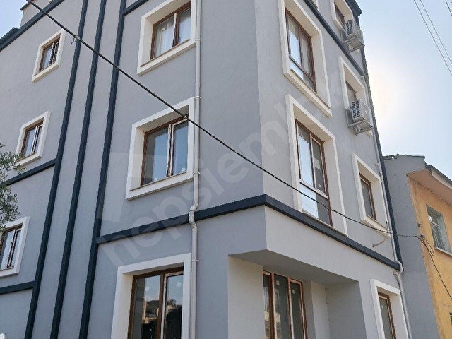 Beyaz Emlak tan Emmioğlu mahallesi çarşı içinde 4.kat 55 mkare asansörlü Yeni bina ACİL satılık.