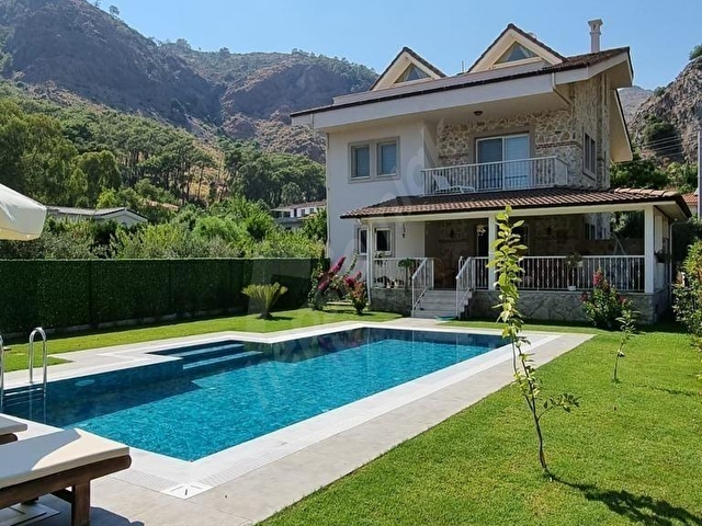 GÖCEK DE MÜSTAKİL BAHÇE VE HAVUZLU KAPALI GARAJLI 4+1 VİLLA