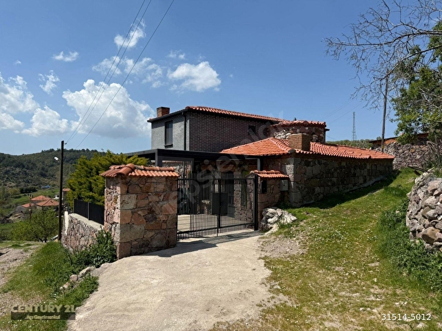 Ayvacık’da Doğa İçerisinde Manzaralı Satılık Taş Ev