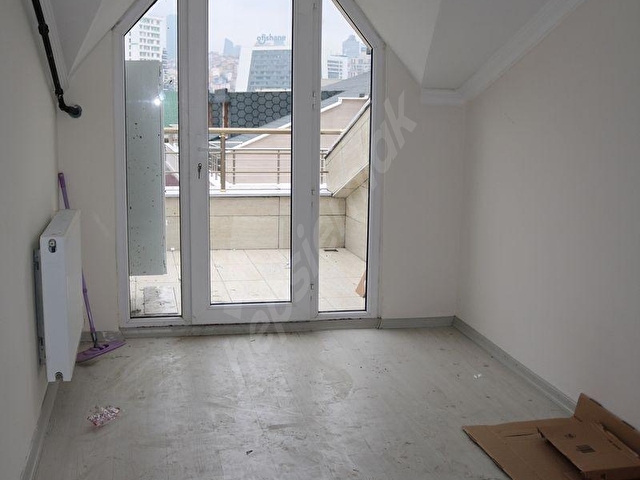 KAĞITHANE MERKEZ 1+1 TERASLI ÇATI KATI KİRALIK DAİRE