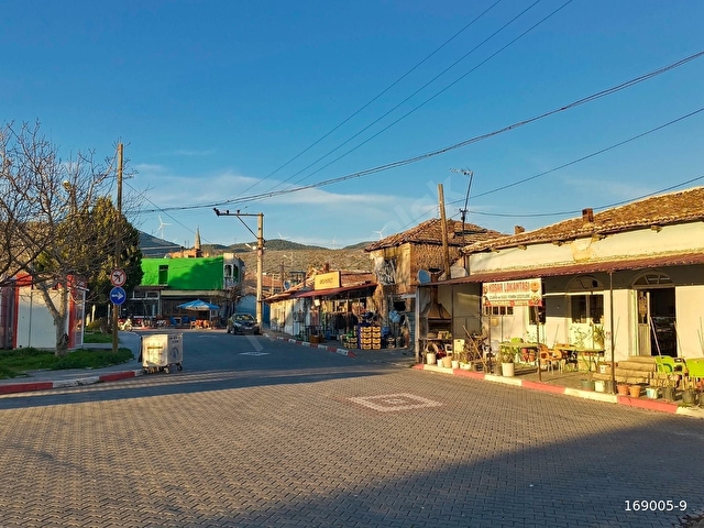 GÖÇBEYLİDE KÖYÜN MERKEZİNDE 402 m2 AVLULU KARGİR EV - Görsel 2