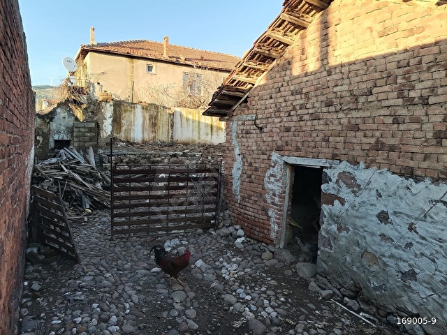 GÖÇBEYLİDE KÖYÜN MERKEZİNDE 402 m2 AVLULU KARGİR EV