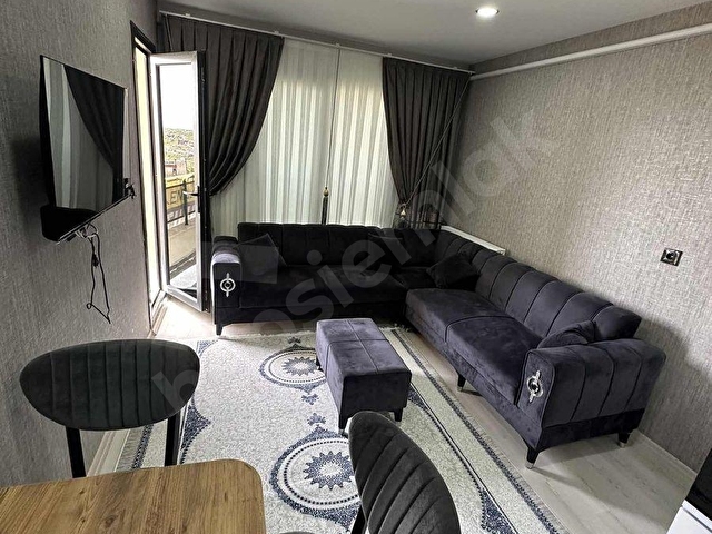 SÜRER EMLAK`TAN KİRALIK FUL SIFIR EŞYALI 1+1 DAİRE`MİZ ARA KATTA