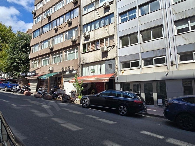 BEYOĞLU CİHANGİR MEBUSAN YOKUŞUNDA DEPOLU İSKANLI SATILIK DÜKKAN - Görsel 3