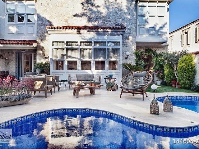 ALAÇATI HACIMEMİŞTE NİLBERKDEN ÖZEL TASARIM KİRALIK TAŞ VİLLA