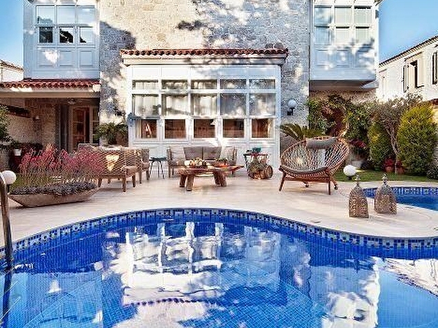 ALAÇATI HACIMEMİŞTE NİLBERKDEN ÖZEL TASARIM KİRALIK TAŞ VİLLA - Görsel 2