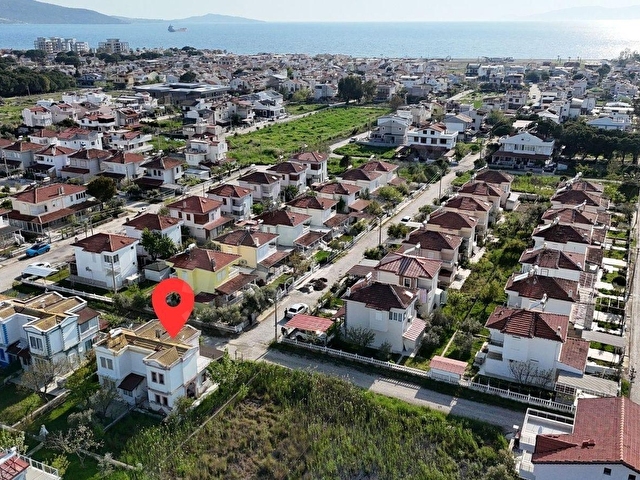 BORSEMDEN DİKİLİ CUMHURİYET MAH. DENİZE 600 M. SATILIK VİLLA