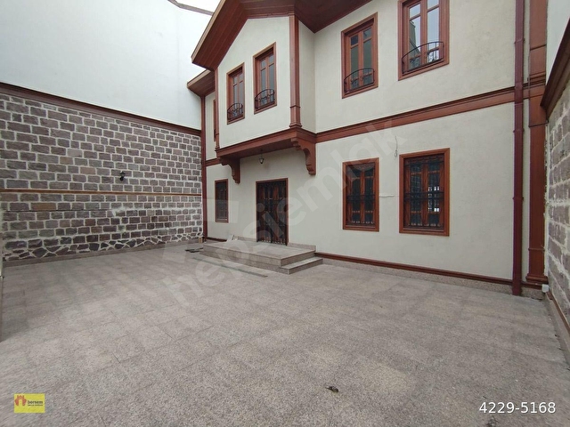 HAMAMÖNÜNDE MÜSTAKİL MERKEZDE 3 KATLI KONAK