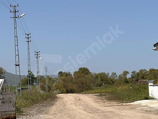 Alanlıda Satılık Köşe Parsel Önü Park - Görsel 2