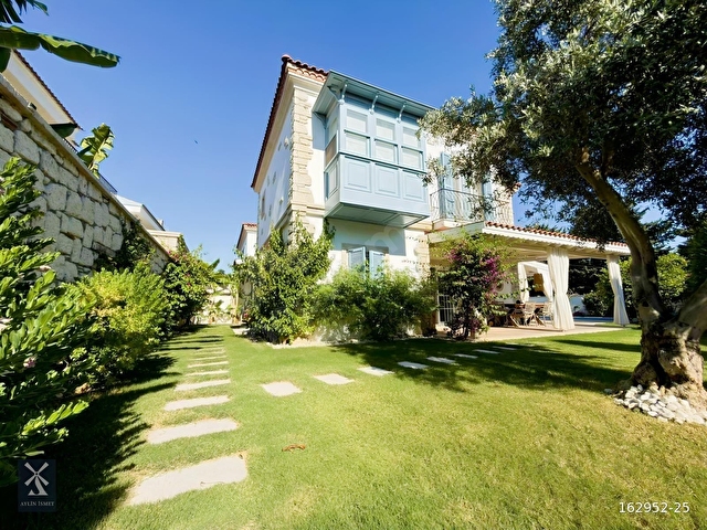 Alaçatıda Merkezi Lokasyonda 5+1 Havuzlu Müstakil Villa