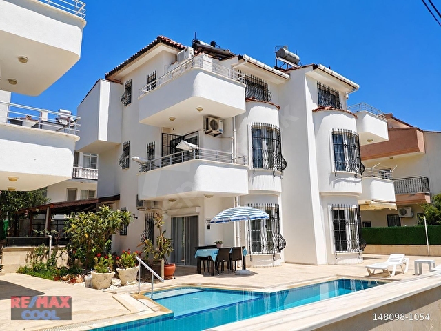 ALTINKUMDA DENİZE YÜRÜYEREK 3 DK SİTE İÇİNDE HAVUZLU 4+1 VİLLA