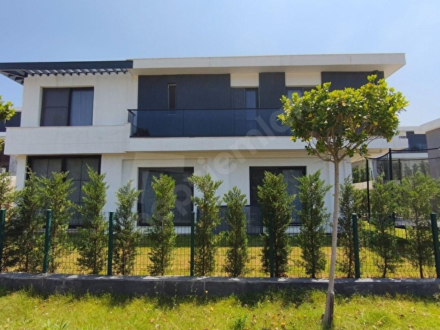 ŞAMBAYADINDA SIFIR SİTEİÇERİSİNDE 5+1 HAVUZLU&GÜVENLİKLİ VİLLA