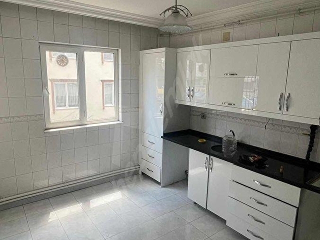 GÜNEYKENTDE TRANVAY VE ÖTÜBÜS DURAGI YANINDA GENİŞ DAİRE - Görsel 16