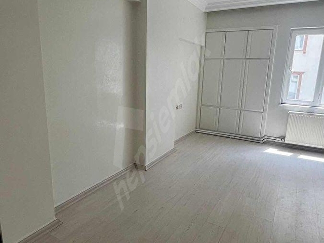 GÜNEYKENTDE TRANVAY VE ÖTÜBÜS DURAGI YANINDA GENİŞ DAİRE - Görsel 4