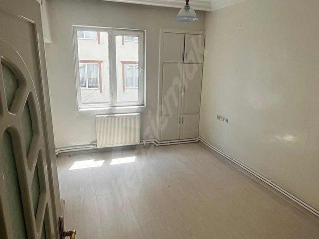 GÜNEYKENTDE TRANVAY VE ÖTÜBÜS DURAGI YANINDA GENİŞ DAİRE - Görsel 2