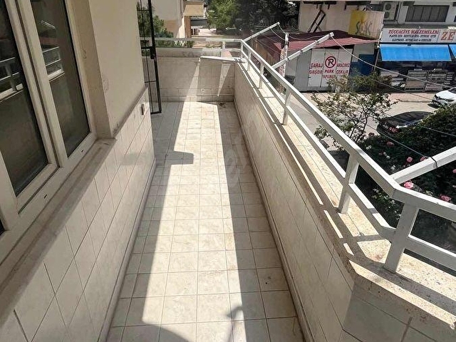 GÜNEYKENTDE TRANVAY VE ÖTÜBÜS DURAGI YANINDA GENİŞ DAİRE - Görsel 15
