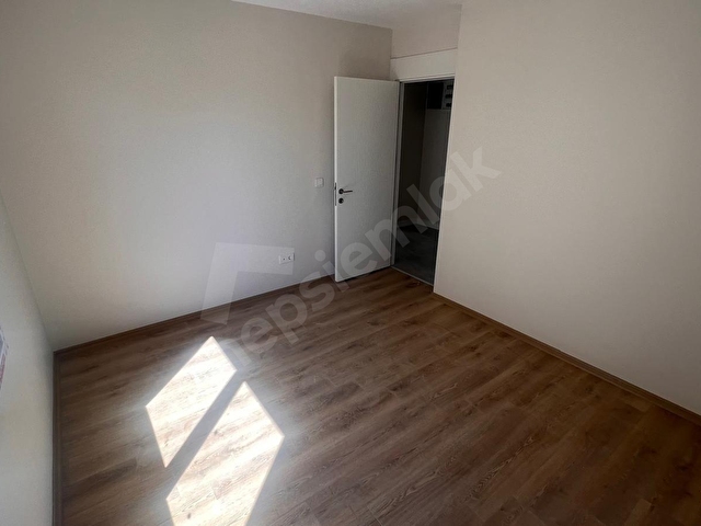 TURUNCU EMLAK ALTAYÇEŞMEDE 2+1 ARAKAT SIFIR KİRALIK SÜPER DAİRE - Görsel 15