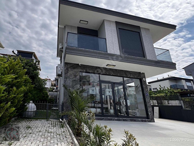 KUŞADASINDA YOLA CEPHE KİRALIK ( MAĞAZA+ 2 DAİRE ) KOMPLE BİNA