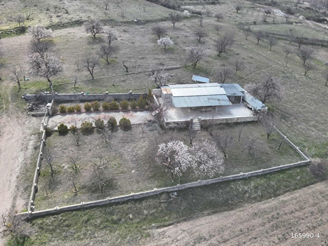 Uçhisar - Cezaevi Yolu Üzeri Bağ Evi ve Arsası - 3M Emlak