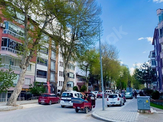 Turhal Yenişehirde-Düzgün Temiz EŞYALI-Cadde Üstü-3+1 Kiralık Daire - Görsel 9