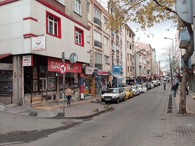 SATILIK 2+1 CADDE ÜZERİ MERKEZİ KONUM