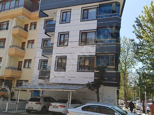 YEŞİLOĞLU EMLAKTAN YENİMAHALLE MERKEZDE  METRO YAKININDA, KATTA, BAKIMLI 4+1 DAİRE.