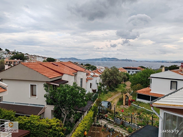 YENİFOÇA PETRA KOYUNDA DENİZE 300 METRE 3 ÇEPHE BAHÇELİ VİLLA