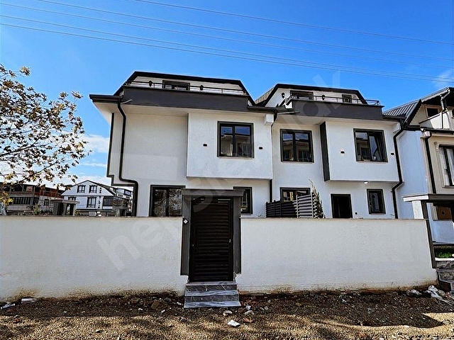 KOCAALİ MERKEZ PLAJDA MÜSTAKİL GİRİŞLİ LÜKS 3+1 VİLLA