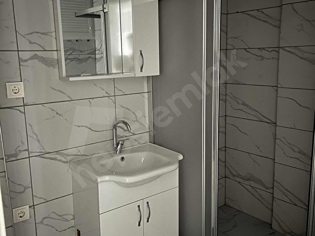 ÇEŞME EMLAKtan SALI PAZARINDA MEMURA KİRALIK DAİRE - Görsel 13