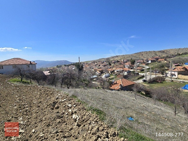 Denizli Çivril Karahacılıda 1404 m2 Köyiçi Tarla. Önü Mera 55 Badem Üzüm Ağaçlı Açıklamayı Okuyunuz