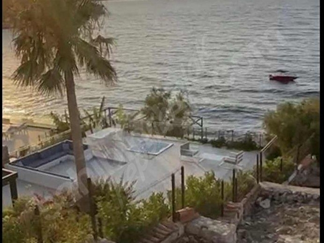 BODRUM YALIKAVAKTA MUHTEŞEM KONUMDA DENİZE SIFIR 5+1 VİLLA