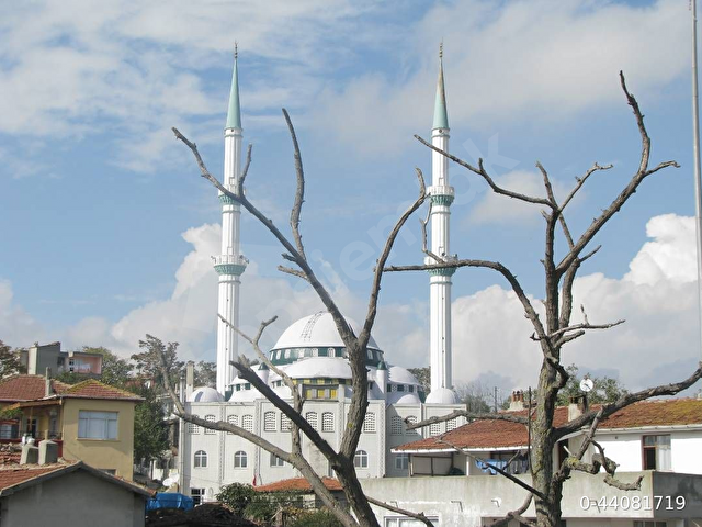Ahşap İki Katlı Bina Ahır Samanlık Ve Avlusu hisseli