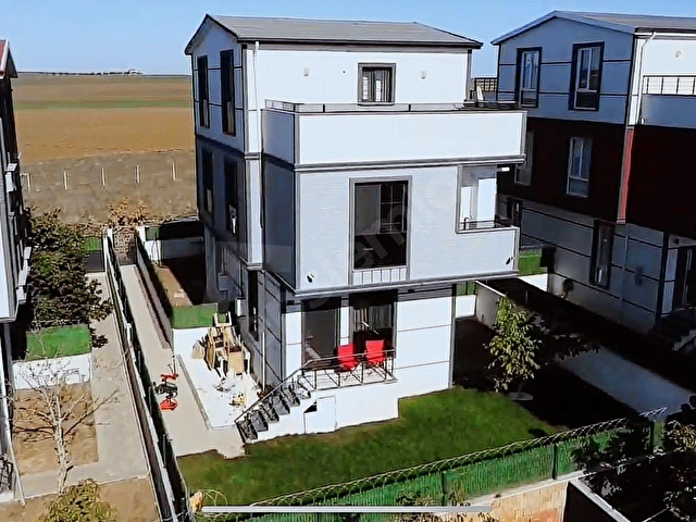 YENİÇİFTLİKTE TRIPLEKS YAZLIK VİLLA - KULLANIMA HAZIR EŞYALI - Görsel 2
