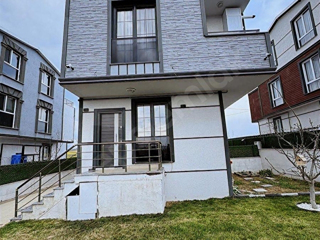 YENİÇİFTLİKTE TRIPLEKS YAZLIK VİLLA - KULLANIMA HAZIR EŞYALI - Görsel 7