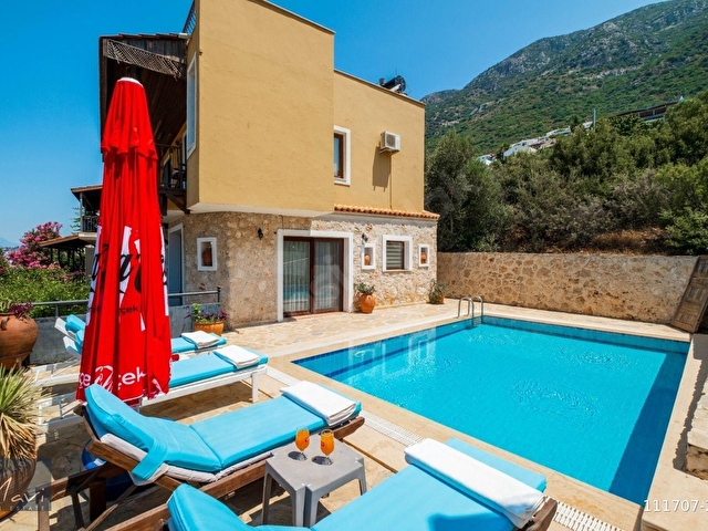 Kalkan koyuna hakim, ana yola bakan 2+1 eşyalı villa satılık