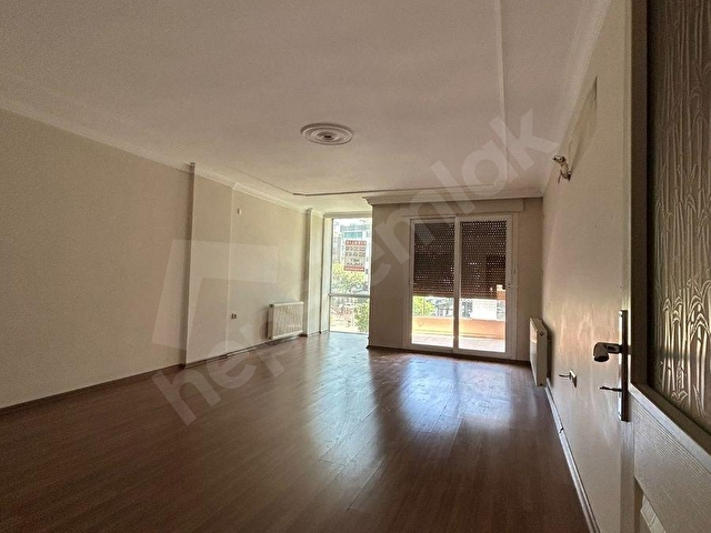 Önder Caddesi Cepheli, Ulaşım Kolaylığı Sunan Geniş Balkonlu Kiralık 2+1 Daire! - Görsel 2