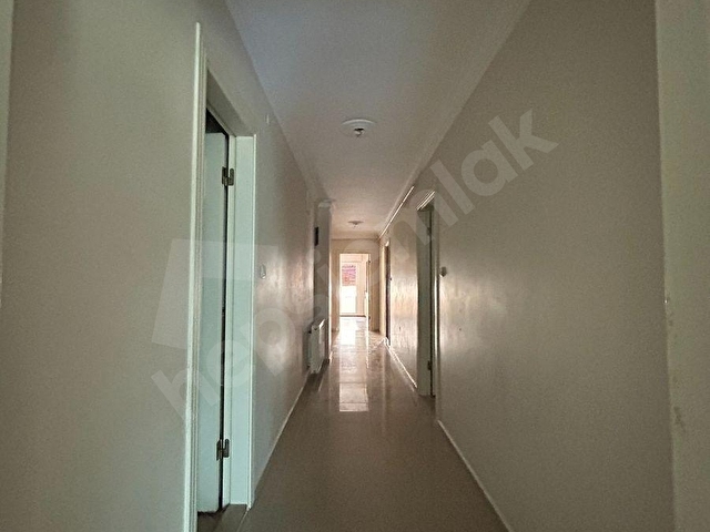 Önder Caddesi Cepheli, Ulaşım Kolaylığı Sunan Geniş Balkonlu Kiralık 2+1 Daire! - Görsel 6