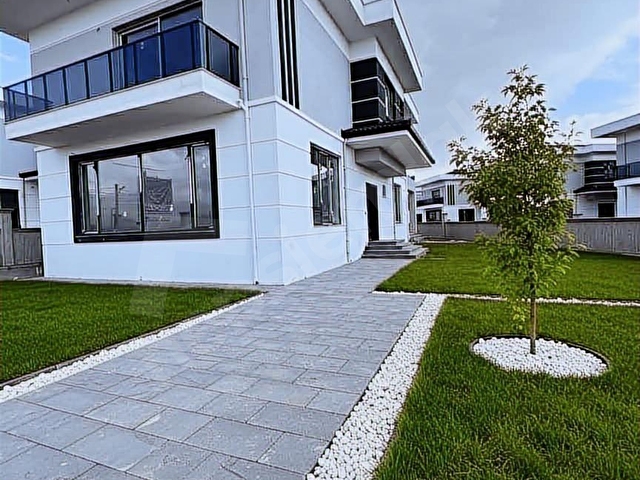 VUSLAT EMLAKTAN SATILIK SİTE İÇERİSİNDE LÜKS 4+1 VİLLA