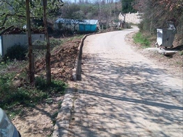 Sahibinden. Satılık köyiçi imar da 4427 m2 bahçe 42 mt yol cepheli elk ve su alındı.