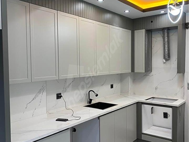 MİWA YAPIDAN METROBÜSE YAKIN AYRI MUTFAK 1+1 ACİL SATILIK ARAKAT